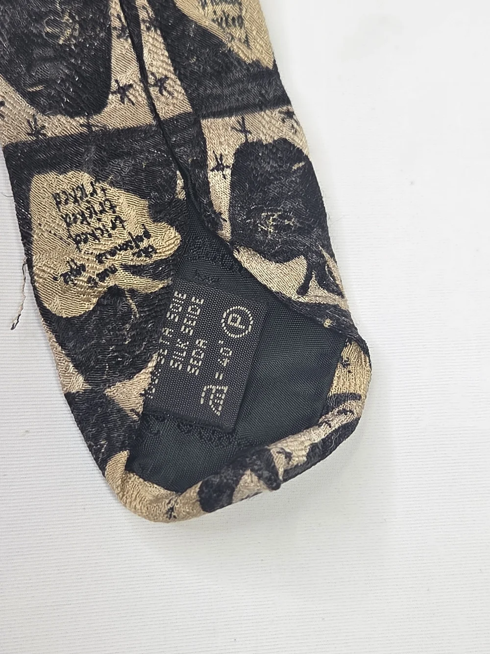 Ermenegildo Zegna Mens Halloween Theme Beige/Black Apple Motif Silk Tie 3.85x59